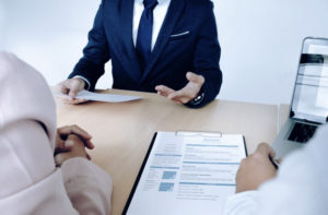 situation-commerciale-concept-entretien-emploi-demandeur-emploi-presente-son-cv-aux-gestionnaires_1421-78